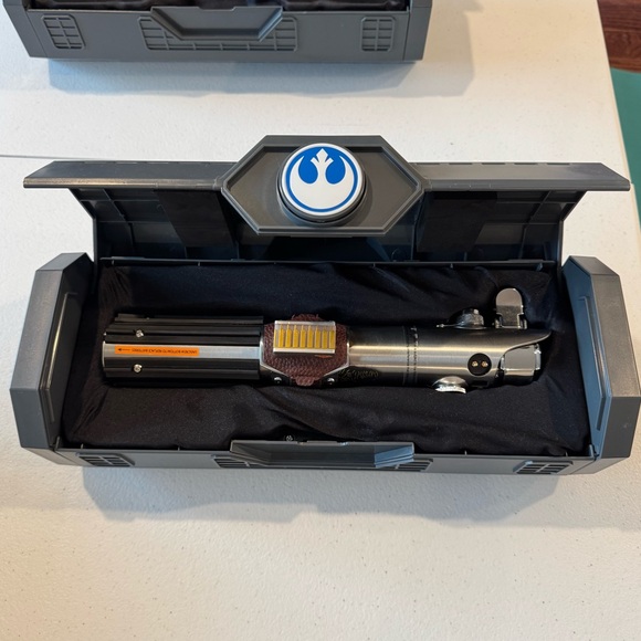 Reforged Luke Skywalker Legacy LIGHTSABER Hilt - Star Wars: Galaxy's Edge - Picture 4 of 14